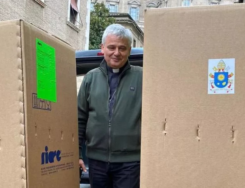 L’elemosiniere del Papa che porta il cibo ai trans senza lavoro.