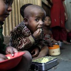 “Nel mondo 1200 miliardari ma ogni ora 300 bimbi muoiono di fame”