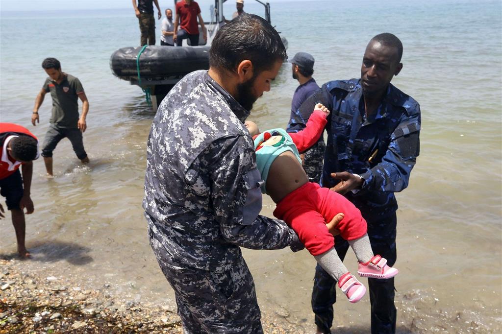 Naufragio. 100 migranti morti al largo della Libia. Recuperati i corpi di tre bambini