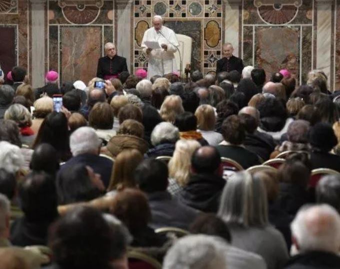Papa Francesco incontra 550 “nonni” da tutto il mondo: la vecchiaia è un privilegio, non un malattia