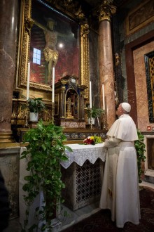 Il Papa prega nella chiesa del miracolo 