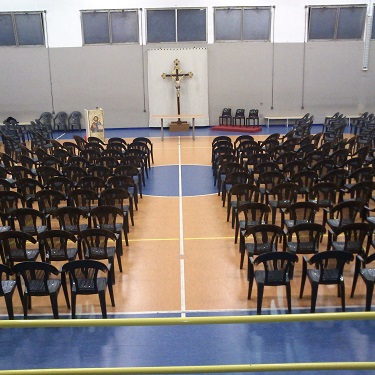 Sistemazione delle sedie in palestra per la S.Messa della domenica mattina delle ore 10.30