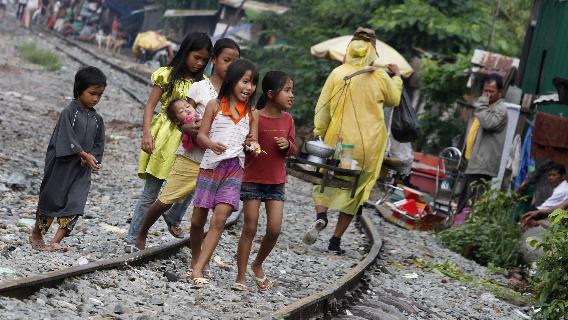 Cambogia, il vescovo di periferia che vive con i disabili